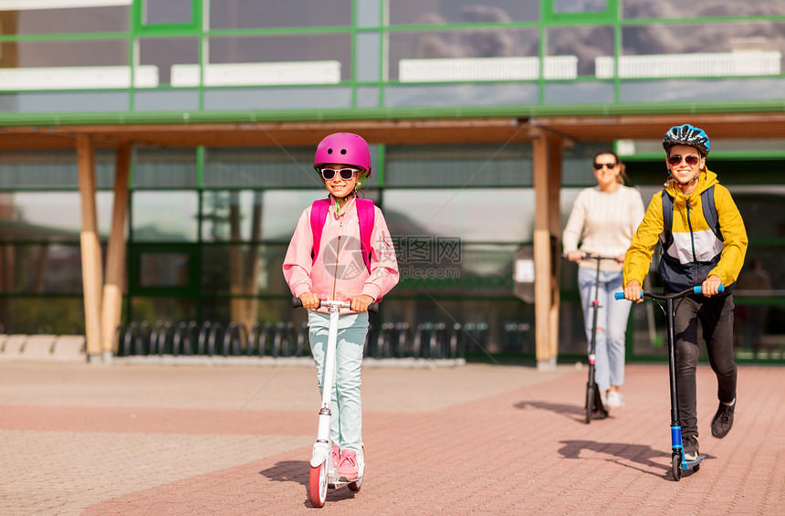 教育,学校家庭快乐的女儿,儿子母亲骑摩托车户外快乐的学校孩子妈妈骑滑板车图片
