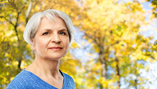 秋天公园里的老年女人肖像图片