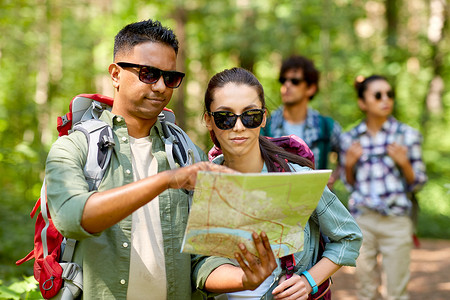 旅行,旅游,徒步旅行人的群朋友森林里背包朋友们带着背包森林里徒步旅行图片