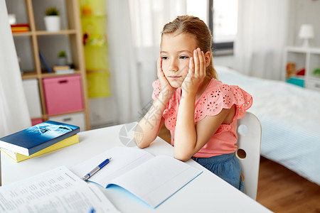 孩子,教育学理念悲伤的学生女孩带着笔记本家悲伤的学生女孩家带笔记本背景图片