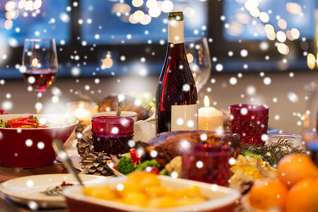诞节晚餐饮食食物饮料家里的雪上家里诞桌上的食物饮料背景图片