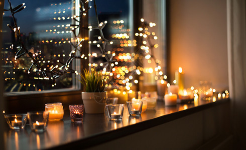 窗台上燃烧的蜡烛高清图片