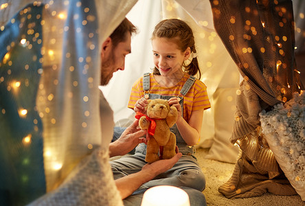 小熊坐热气球小女儿在帐篷里玩毛绒小熊背景