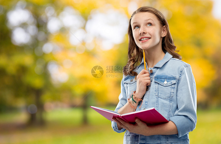 教育,学校,灵感人的十几岁的学生女孩穿着牛仔夹克,日记笔记本铅笔思考秋季公园的背景带日记笔记本的十几岁学生女孩图片