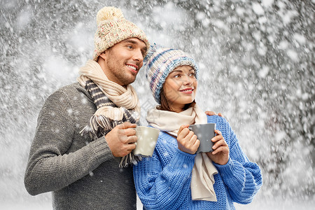 人们,诞节爱的幸福的浪漫夫妇戴着针帽围巾,背景雪的杯子穿着冬天衣服杯子的幸福夫妇背景图片