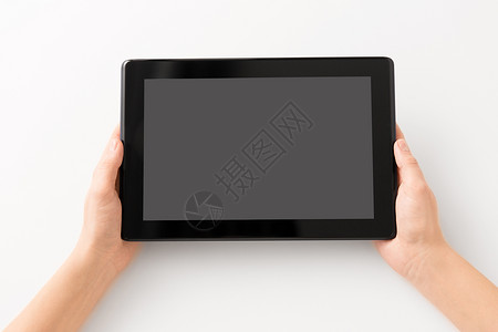 小工具技术与黑色平板电脑智能手机亲密接触用黑色平板电脑双手图片