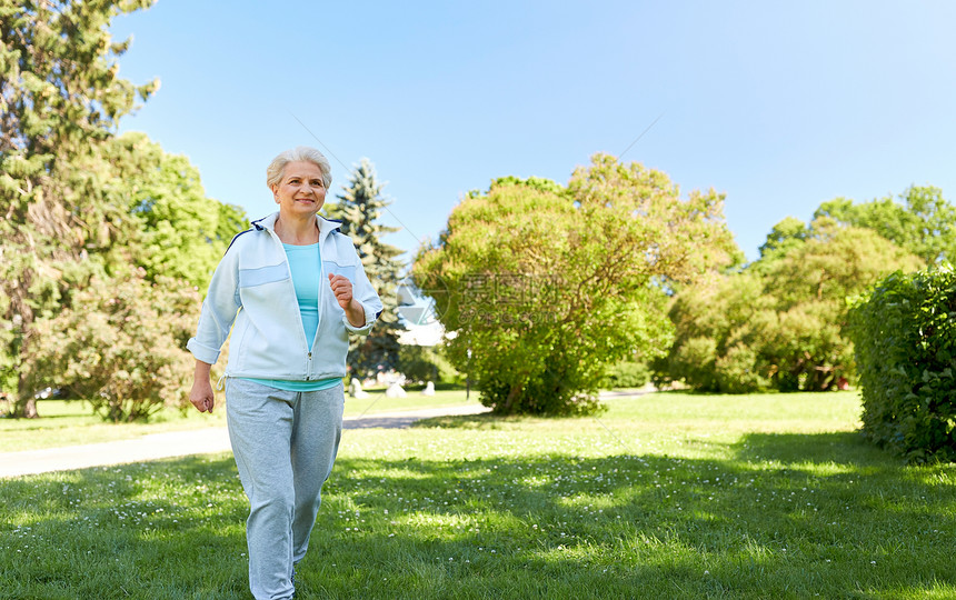 健身,运动健康的生活方式老妇女跑步步行沿夏季公园高级女人沿着夏天的公园跑图片