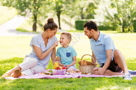 吃饭的男人一家人在公园野餐背景
