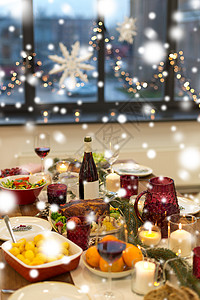诞节晚餐饮食食物饮料家里的雪上家里诞桌上的食物饮料图片