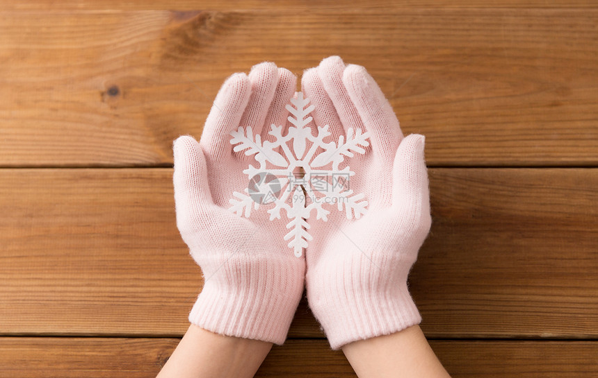 冬天诞节雪花落粉色手套上图片
