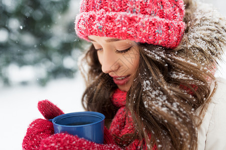 冬季雪地里喝茶的美女图片