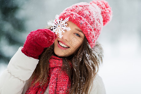 冬天带雪花的少女肖像背景图片