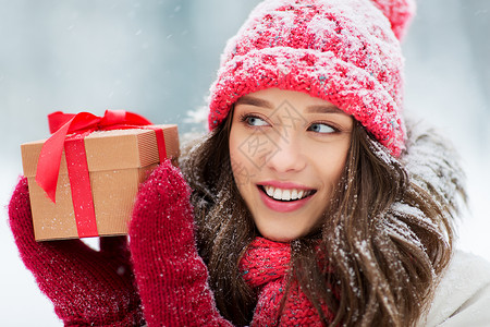 冬季快乐的轻女人冬天送诞礼物背景图片
