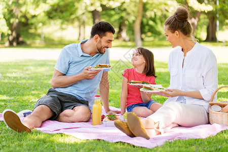 家庭出游公园野餐图片