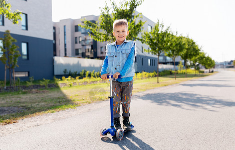 小男孩玩滑板车背景图片