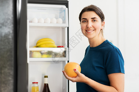 女人冰箱里了个橙子图片