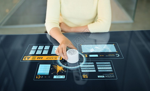 技术人的妇女用控制旋钮互动板与虚拟数据全息图妇女与控制旋钮互动板图片