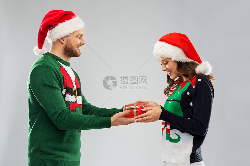 诞节礼物的情侣图片