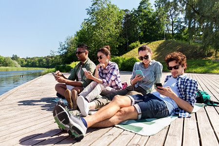 友谊,技术旅游群朋友与智能手机湖墩夏天夏天湖边码头智能手机的朋友图片