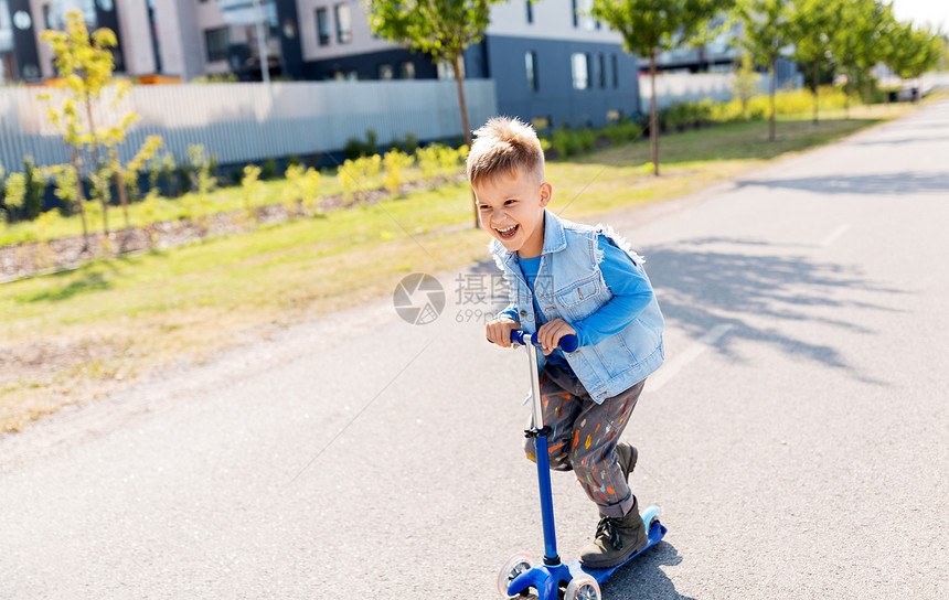 小男孩快乐的骑电动滑板车图片