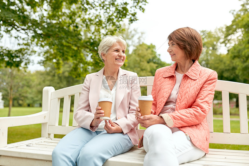 老退休人的两个老年女子朋友公园喝咖啡聊天老年女子朋友公园喝咖啡图片