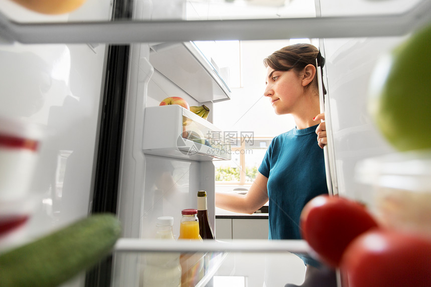 健康的饮食,食物饮食妇女家里的厨房打开冰箱女人家里的厨房打开冰箱图片