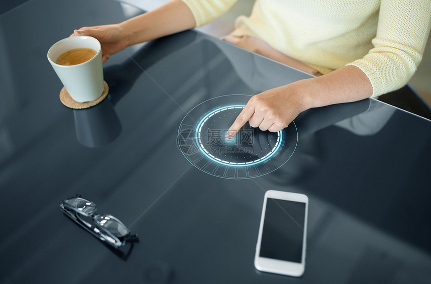 技术人的妇女用互动板喝咖啡带咖啡的女人用互动板图片