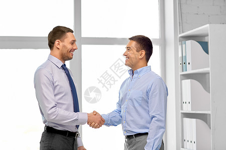 商业,手势伙伴关系快乐的商人办公室握手快乐的商人办公室握手图片