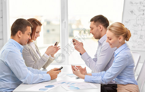 技术,通信人的业务队用智能手机办公室办公室用智能手机的业务队图片