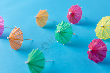 夏季,配件装饰蓝色背景的鸡尾酒雨伞蓝色背景的鸡尾酒伞图片