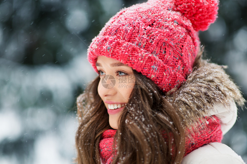人们,季节诞节的冬季公园户外快乐微笑的少女轻女子的肖像冬天户外微笑的十几岁女孩图片
