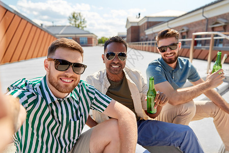 休闲技术人的快乐的男朋友夏天街上自拍喝啤酒男人街上喝啤酒自拍图片