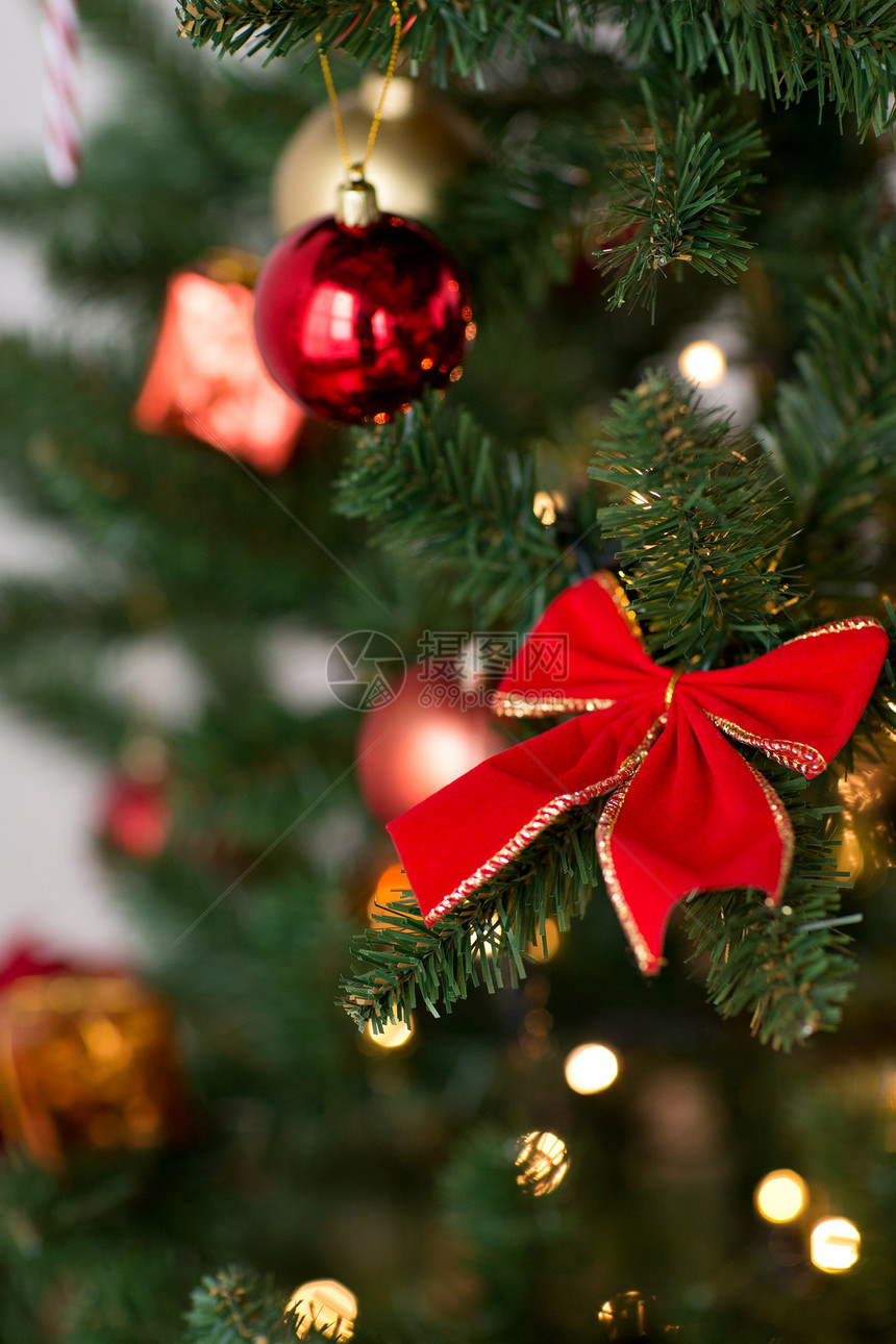 寒假,季节奢侈的红色装饰人造诞树上诞树上的装饰品图片
