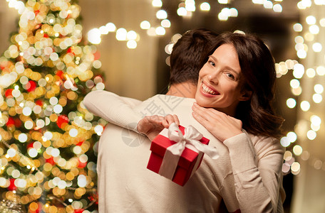 寒假人们的幸福的夫妇与诞礼物拥抱家里幸福的夫妇家里拥抱诞礼物背景图片
