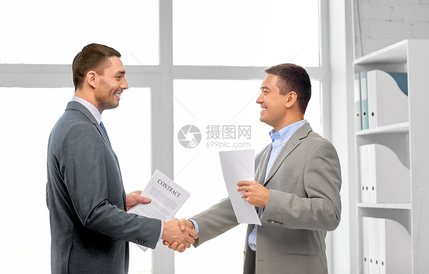 商业,手势伙伴关系愉快的商人与合同文件,办公室握手快乐的商人办公室握手图片
