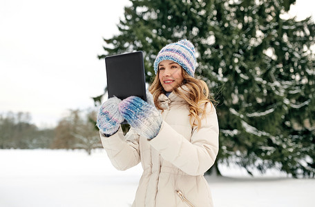 人,技术休闲快乐的微笑女人与平板电脑户外冬天冬天户外平板电脑的女人图片