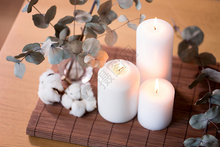 装饰,潮湿舒适的燃烧的白色蜡烛,桉树的枝条棉花花桌子上桌上的蜡烛桉树枝图片