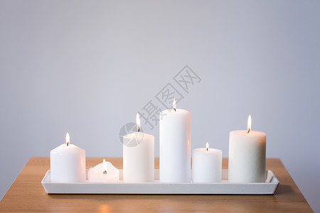 装饰,舒适的燃烧白色蜡烛托盘上的桌子桌子上的托盘上燃烧白色蜡烛图片