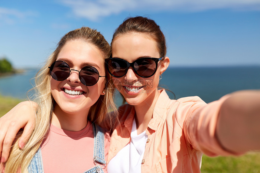 休闲友谊的快乐的微笑十几岁的女孩最好的朋友太阳镜拥抱自拍海边夏天十几岁的女孩朋友夏天自拍图片