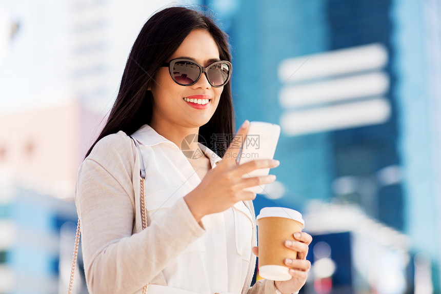 沟通,生活方式技术快乐微笑的轻亚洲妇女戴着太阳镜,带着外卖咖啡杯智能手机城市街道微笑的女人带着智能手机咖啡图片