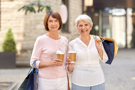 两个老妇人喝着咖啡拎着购物袋图片