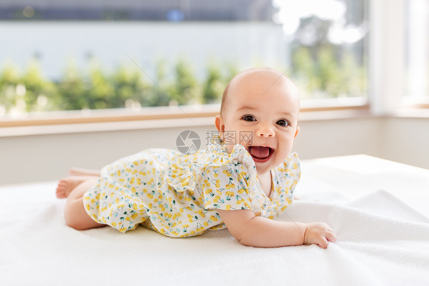 婴儿期人们的可爱的小女孩躺白色的毯子上可爱的女婴躺白色的毯子上图片