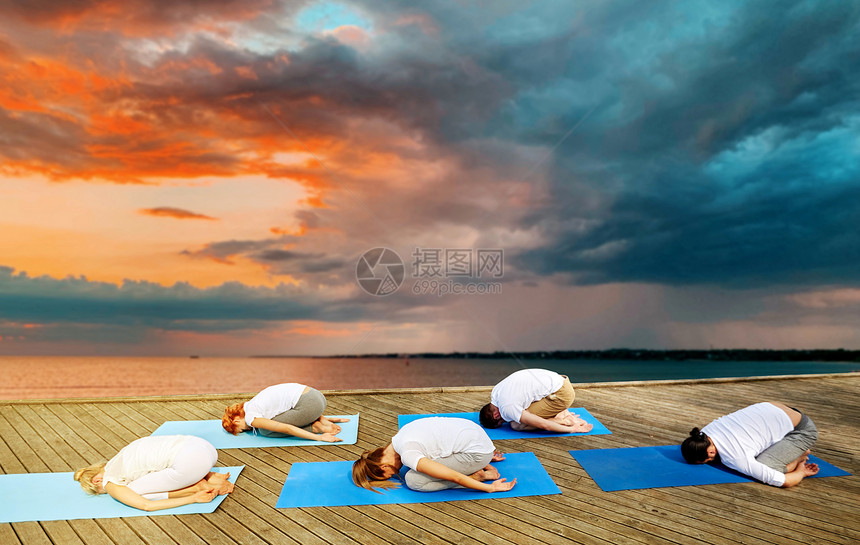 五个人户外瑜伽垫上练图片