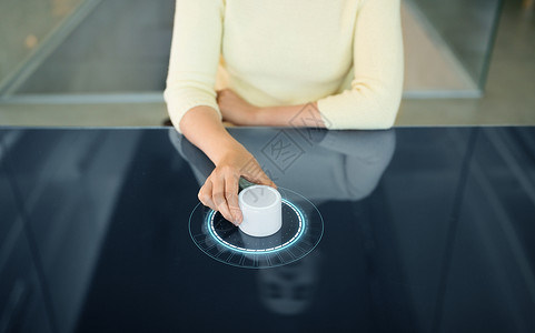 技术人的妇女用控制旋钮互动板与虚拟全息图妇女与控制旋钮互动板图片