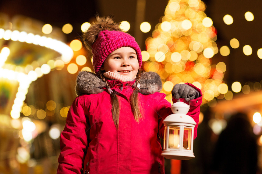 节日,童人的快乐的小女孩诞市场冬季晚上诞节快乐的小女孩灯笼市场图片
