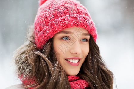 雪中的漂亮女子图片