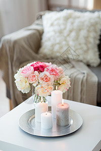 装饰,舒适的蜡烛燃烧桌子上花舒适的家蜡烛桌子上燃烧,花舒适的家里图片