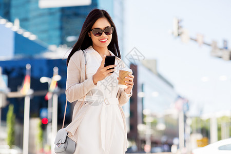 都市女喝着咖啡玩手机图片