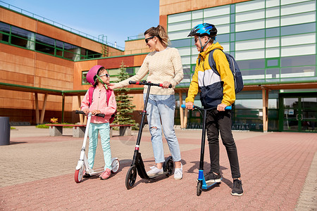 安全,学校家庭快乐的女儿,儿子母亲骑滑板车户外快乐的学校孩子妈妈骑滑板车图片