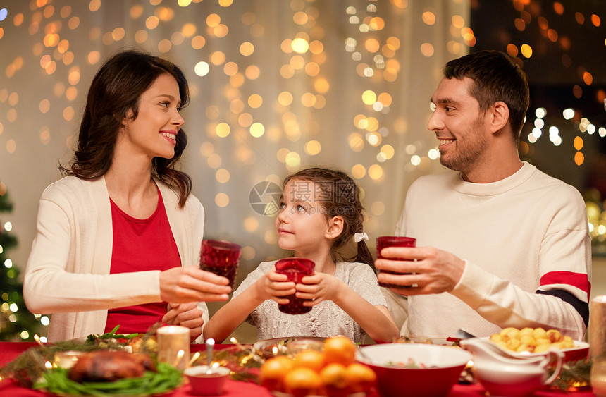 节日,家庭庆祝快乐的母亲,父亲小女儿家里品尝诞晚餐幸福的家庭家里吃诞晚餐图片